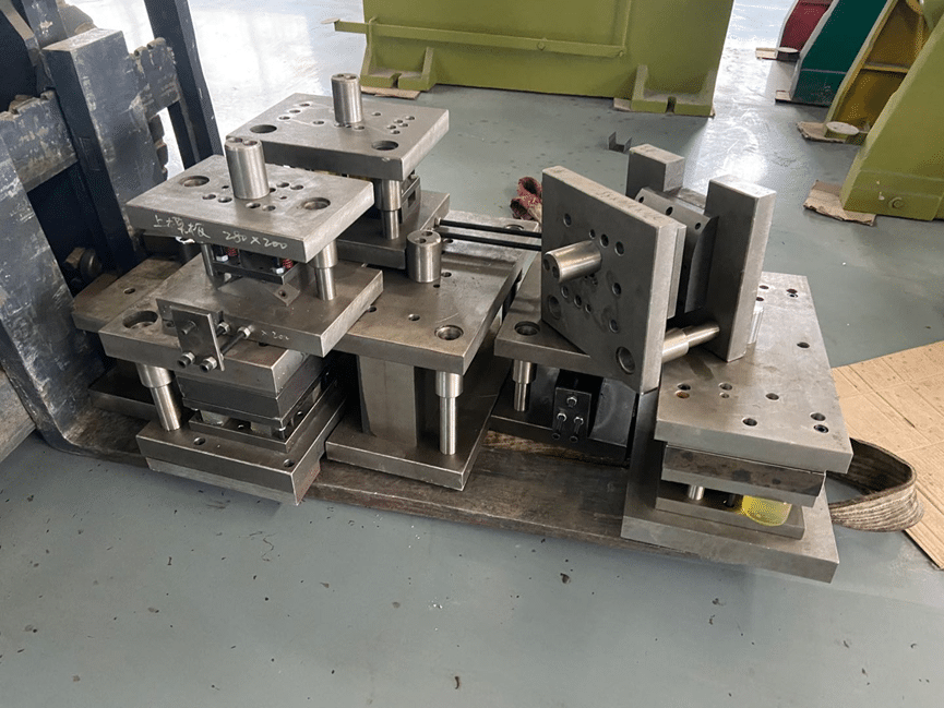 The relationship between the press machine and the mold 2 La relation entre la presse et le moule